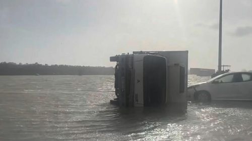 Ρόδος: Η θάλασσα βγήκε στη στεριά – Αναποδογύρισε φορτηγό 