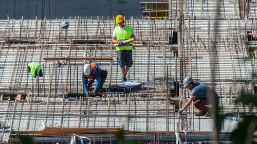 Ελλείψεις 250.000 εργαζομένων σε τουρισμό και οικοδομή