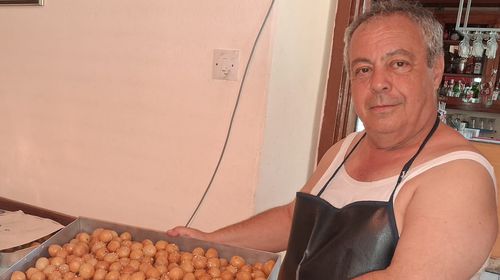Τάκης Χατζηπυλιώτης (Καμέλια) - Με μεράκι και παράδοση ετοιμάζει 1.000 λουκουμάδες για τον εορτασμό της Μεταμορφώσεως του Σωτήρος