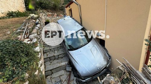 Καστοριά: Αυτοκίνητο «προσγειώθηκε» σε αυλή σπιτιού — Παρά τρίχα γλίτωσαν οι κάτοικοι