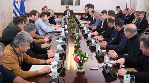 Οι ανακοινώσεις του Πρωθυπουργού μετά τη μαραθώνια συνάντηση με τους αγρότες – Αυτές είναι οι επιπλέον βελτιώσεις στα μέτρα ενίσχυσης