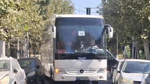 Νέος "εγκλωβισμός" λεωφορείου στο κέντρο της Κω – Κυκλοφοριακό κομφούζιο από τα διπλοπαρκαρισμένα