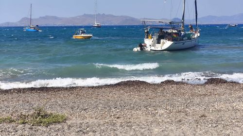 Στα "ρηχά" ιστιοφόρο λόγω ισχυρών ανέμων στην Β. Γεωργίου