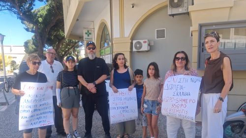 Απεργιακή κινητοποίηση έξω από την Ένωση Ξενοδόχων Κω
