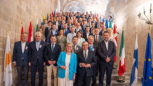 Με τη «Διακήρυξη της Ρόδου» το ΕΛΚ στην Επιτροπή των Περιφερειών ζητά έναν φιλόδοξο ευρωπαϊκό προϋπολογισμό με επίκεντρο τις τοπικές πραγματικότητες και ισχυρή περιφερειακή συνεργασία