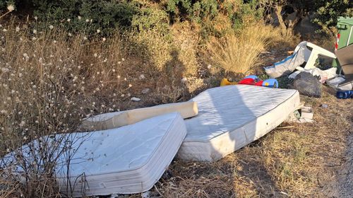 Ασυνειδησία χωρίς όρια: Συμπολίτης μας με φορτηγάκι πέταξε στρώματα και διάφορα σκουπίδια στον Αγ. Νεκτάριο Κω