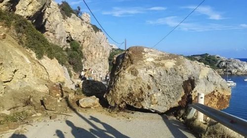 Τεράστιος βράχος έπεσε στον δρόμο προς την παραλία «Άντονι Κουίν» στη Ρόδο