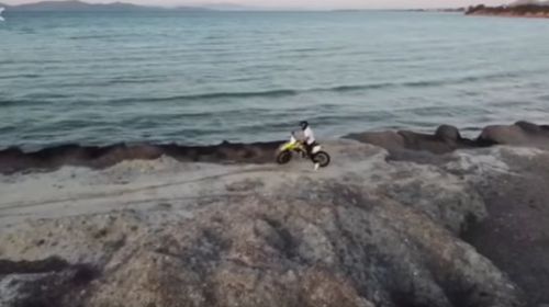 Μ. Γιωργαλλής: Μετέτρεψαν σε πίστα για motocross το λιμάνι Μαστιχαρίου (vid)