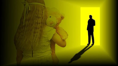 Σοκάρει ο αδερφός των δύο κοριτσιών στην Κρήτη: «Ο πατέρας μου βίαζε και τις δύο αδελφές μου – Η μία γέννησε το παιδί του»