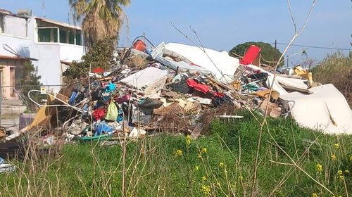 Αναγνώστρια: Εδώ και 4 μήνες δεν έχουν μαζέψει τα σκουπίδια και τα μπάζα ενώ έχουμε ενημερώσει την Υπηρεσία Καθαριότητας...