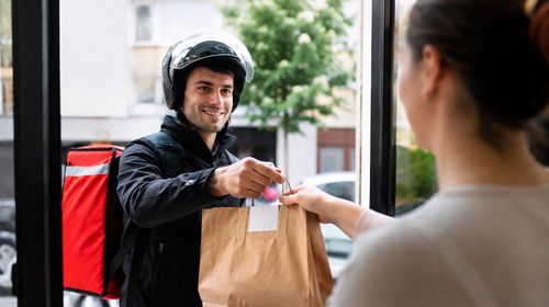 Οι Έλληνες μειώνουν τις παραγγελίες delivery – Τι δείχνει έρευνα για τις αγορές μέσω ίντερνετ 