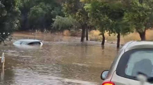 Πλημμύρισαν δρόμοι στη Ρόδο – Το ύψος της βροχής "κατάπιε" αυτοκίνητο