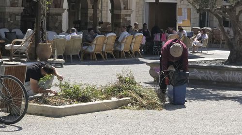 Αναγνώστης: Ιδιώτες καθαρίζουν μόνοι τους τα παρτέρια στην Καρδάμαινα αφού δεν "βλέπουν φως" από τον Δήμο