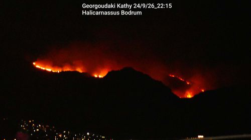 Μεγάλη φωτιά στα απέναντι τουρκικά παράλια – Ορατές οι φλόγες από την Κω