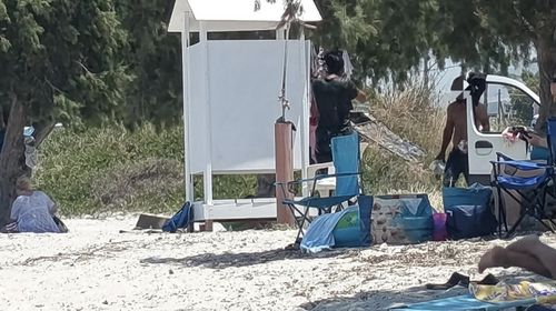 Αναγνώστρια: Κάντε κάτι με τους Ρομά στην παραλία Τιγκακιού – Κάνουν μπάνιο και πλένουν τα ρούχα τους στη δημόσια ντουζιέρα