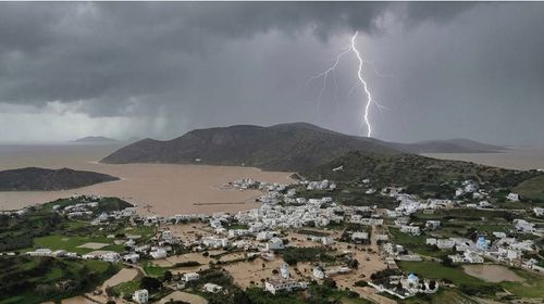 Η θάλασσα βγήκε στη στεριά στους Λειψούς – Πρωτοφανής καταιγίδα έπληξε το νησί