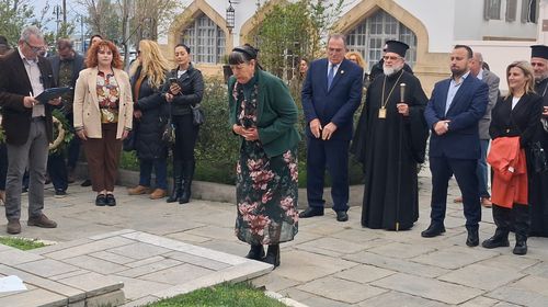 Περί καταθέσεως των στεφάνων στο Ηρώο (Γράφει η Ξανθίππη Αγρέλλη)