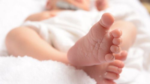 Με κατάγματα και σημάδια που παραπέμπουν σε καψίματα και δαγκώματα νοσηλεύεται μωρό 10 μηνών στην Πάτρα – Έρευνα για κακοποίηση