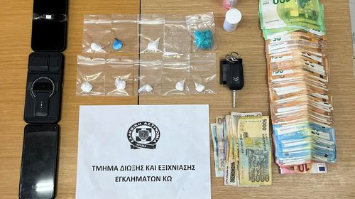 Συνελήφθη 35χρονος αλλοδαπός στην Κω με ναρκωτικά, χιλιάδες ευρώ και Λεκ Αλβανίας