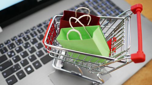 Online αγορές: Σε ισχύ από σήμερα το τέλος 3 ευρώ για μικροδέματα από χώρες εκτός Ε.Ε.