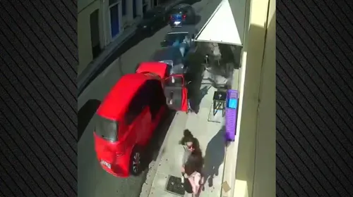 Σοκαριστικό τροχαίο στη Ναύπακτο -Μητέρα σώζει στο παρά... ένα το παιδί της