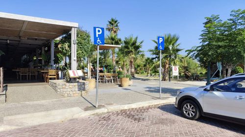 B. Xαδούλης: Επανατοποθετήθηκαν οι πινακίδες στάθμευσης ΑMΕΑ στο Τιγκάκι - Ένα μπράβο στον πρόεδρο κοινότητας Ζηπαρίου