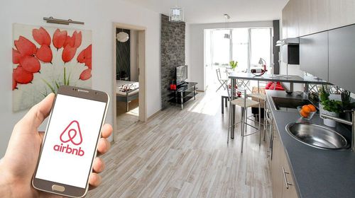 Το Airbnb εμπρός σε νέους περιορισμούς: Η νομοθεσία από την ΕΕ και τα σενάρια για νέα μέτρα στην Ελλάδα