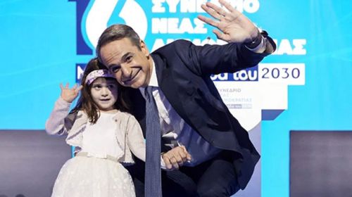 Από την Κω κατάγεται το κοριτσάκι που έκλεψε την παράσταση στο συνέδριο της ΝΔ
