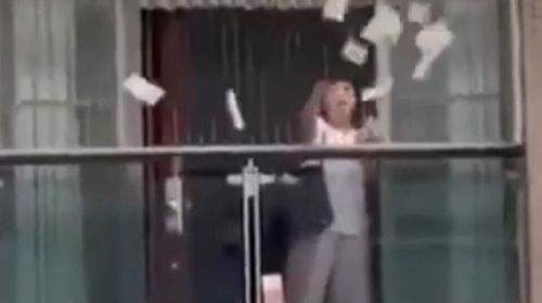 Κίνα: Γυναίκα πέταξε από το μπαλκόνι 160.000 δολάρια μετά από καβγά με τον σύζυγό της