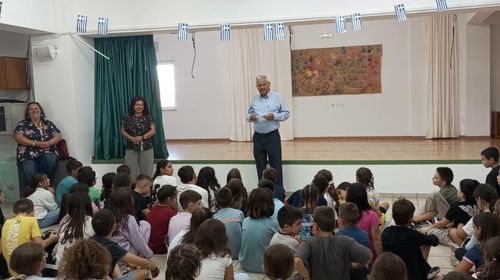 Eκδήλωση στο Δημ. Σχολείο Πυλίου για την γιορτή των παππούδων και των γιαγιάδων με καλεσμένο τον κ. Ν. Βλάχο 