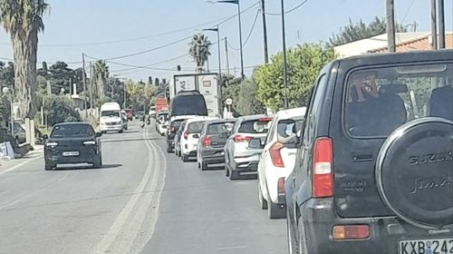 Κως: Το φανάρι της υπομονής στην έξοδο προς τα χωριά.