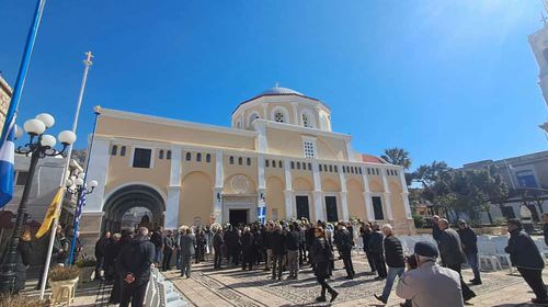 Σε κλίμα καθολικού πένθους η Κάλυμνος για τον Γιάννη Χαλίκο – Ξεκίνησε το λαϊκό προσκύνημα με μαζική προσέλευση του κόσμου