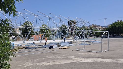 Με εντατικούς ρυθμούς οι εργασίες για τον θόλο μπάσκετ στο 4ο Δημοτικό Σχολείο Κω