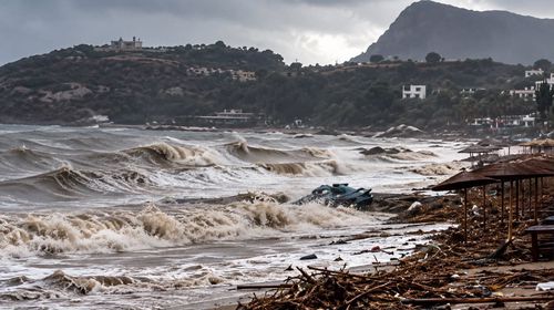Νεκρός άνδρας στη Ρόδο από την κακοκαιρία – Παρασύρθηκε με το αυτοκίνητό του στη θάλασσα