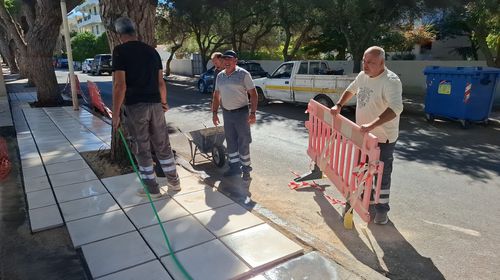 Eπισκευή των πεζοδρομίων έξω από το Κλειστό Γυμναστήριο Κω «Δημήτρης Παππούλης»