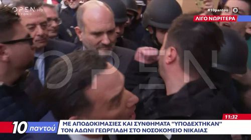 Επεισόδια στο νοσοκομείο Νίκαιας κατά την επίσκεψη του Άδωνι Γεωργιάδη – Ξύλο ανάμεσα σε ΜΑΤ και διαδηλωτές