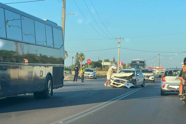 Tροχαίο ατύχημα στο Ζηπάρι - Σφοδρή σύγκρουση 2 αυτοκινήτων