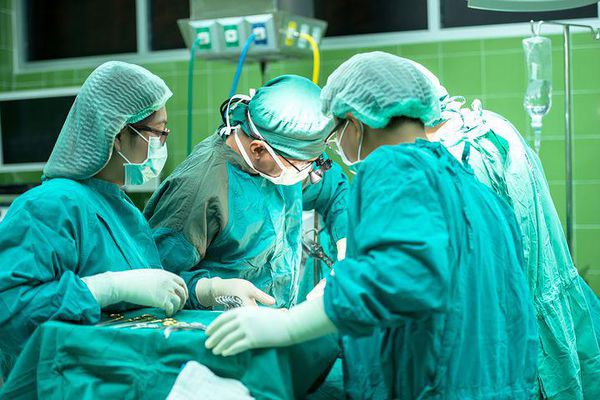 Κατατέθηκε στη Βουλή η τροπολογία για να χειρουργούν ιδιώτες γιατροί σε δημόσια νοσοκομεία