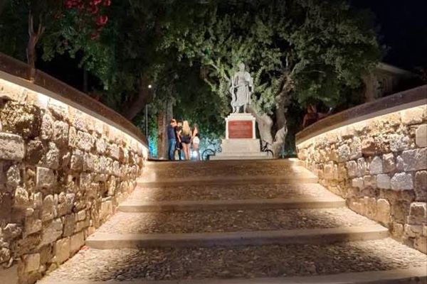 Π. Αβριθης: Επιτέλους φωτίστηκε το άγαλμα του Ιπποκράτη - Το ωραιότερο τοποσημο στην Κω