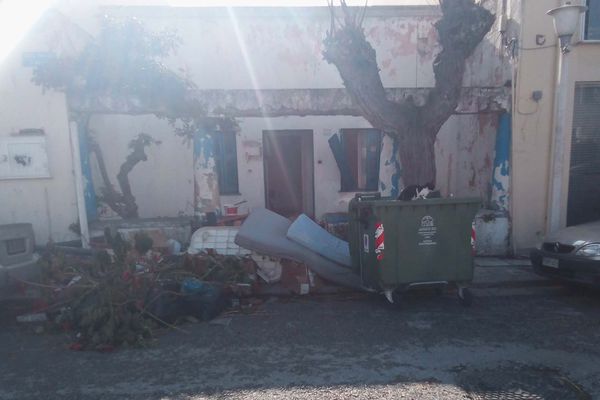 Παράπονα κατοίκων στην οδό Αλικαρνασσού για τα σκουπίδια, τον δρόμο κ.α.