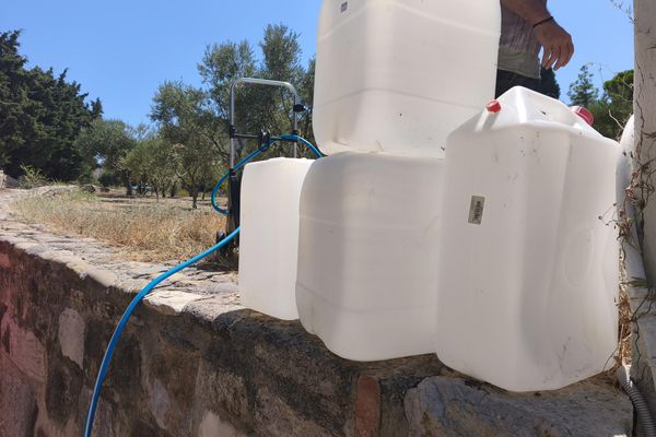 Με μπετόνια μεταφέρουν νερό σε Παραδείσι και Ηρακλή οι κάτοικοι