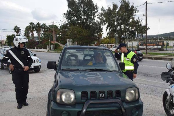 Ο Διοικητής της τροχαίας Κω Β. Πλατώνης μιλάει για το νέο ΚΟΚ, τα κράνη, τα πατίνια, το όριο των 50χλμ. κ.α.