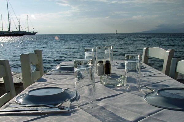 Επεσε ο τζίρος της εστίασης το φετινό καλοκαίρι παρά το ρεκόρ αφίξεων