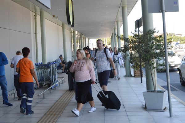 Γεμάτα αεροπλάνα, λιγότερες διανυκτερεύσεις - H νέα πραγματικότητα του τουρισμού  