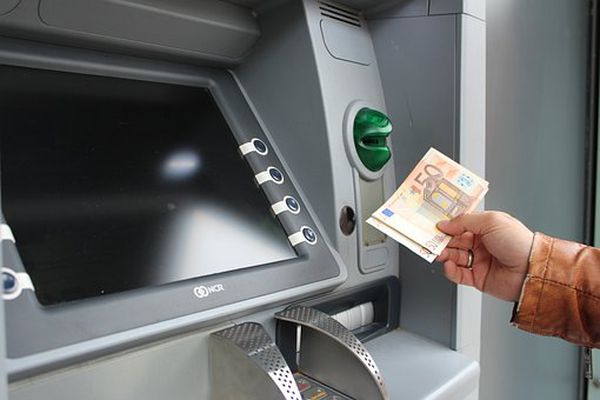 Θύελλα αντιδράσεων για τις χρεώσεις σε ΑΤΜ που παραχώρησε η Πειραιώς στην Cashflex - Παρέμβαση της Κυβέρνησης