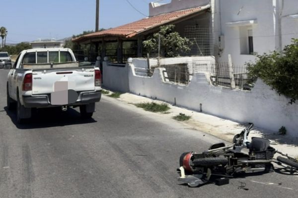 Τροχαίο ατύχημα στο Πυλί: Μηχανάκι συγκρούστηκε με μικρό φορτηγό - Στο νοσοκομείο ο οδηγός