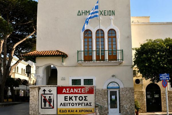 Β. Χαδουλης: 4 χρόνια ντροπής – Το Δημαρχείο χωρίς ασανσέρ και η προσχηματική «συγγνώμη»
