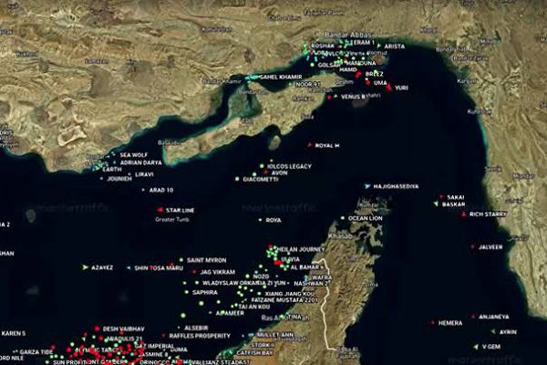 Το Ιράν ανοίγει πλήρως τα Στενά του Ορμούζ για όλα τα εμπορικά πλοία - Βουτιά στην τιμή του πετρελαίου