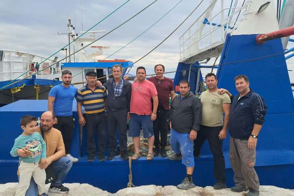 Κάλυμνος: Στα άκρα η αγανάκτηση των αλιέων–”Έκλεισαν” με αλιευτικά σκάφη την κεντρική προβλήτα