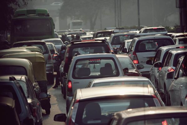 «Στέρεψε» η αγορά από πινακίδες κυκλοφορίας: Χιλιάδες αυτοκίνητα παραμένουν αταξινόμητα – Λύση αναζητά το υπουργείο